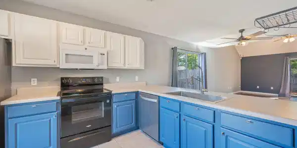 Image 4: Kitchen