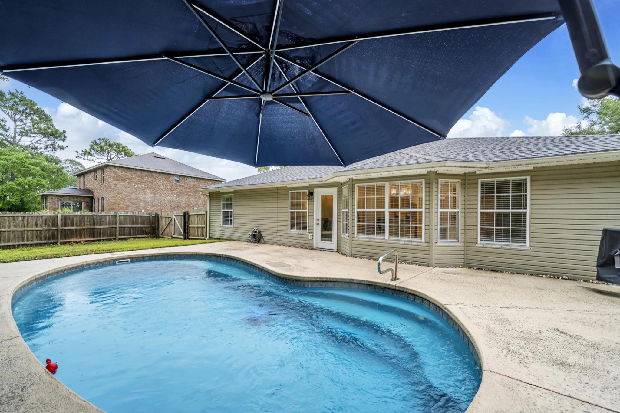 Image 3: Refreshing Pool