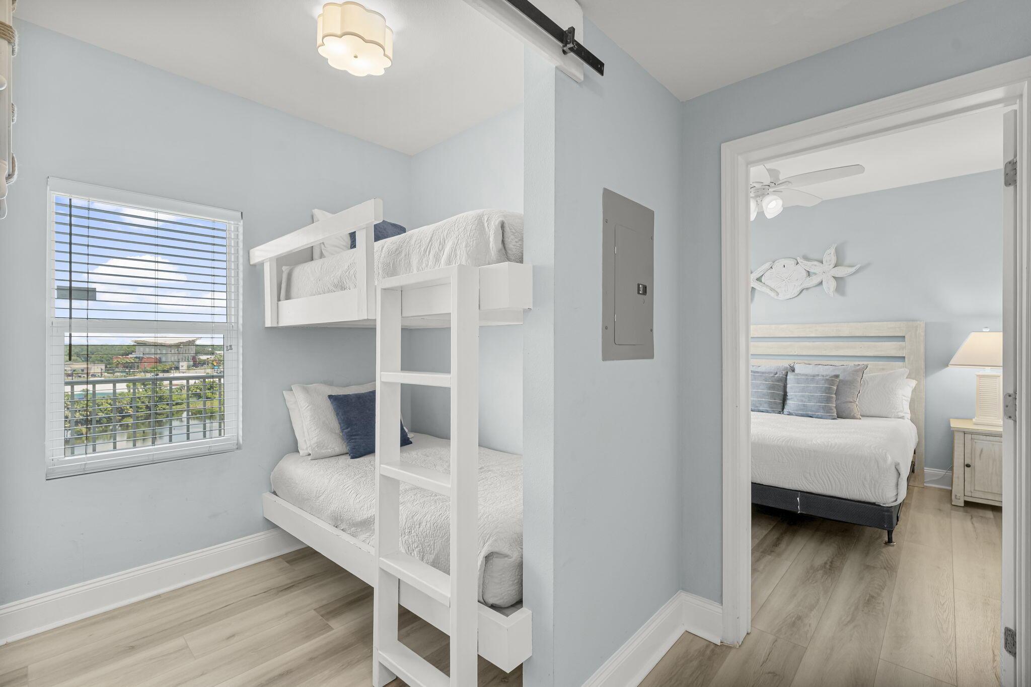 Image 3: 12-web-or-mls-9860 S Thomas Dr 609-3