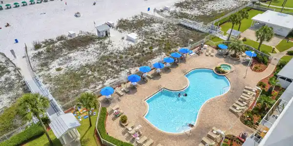 Image 2: Wonderful Amenities by the Beach