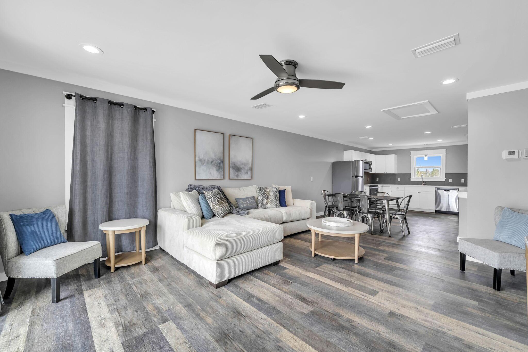 Image 3: Living Area View 4