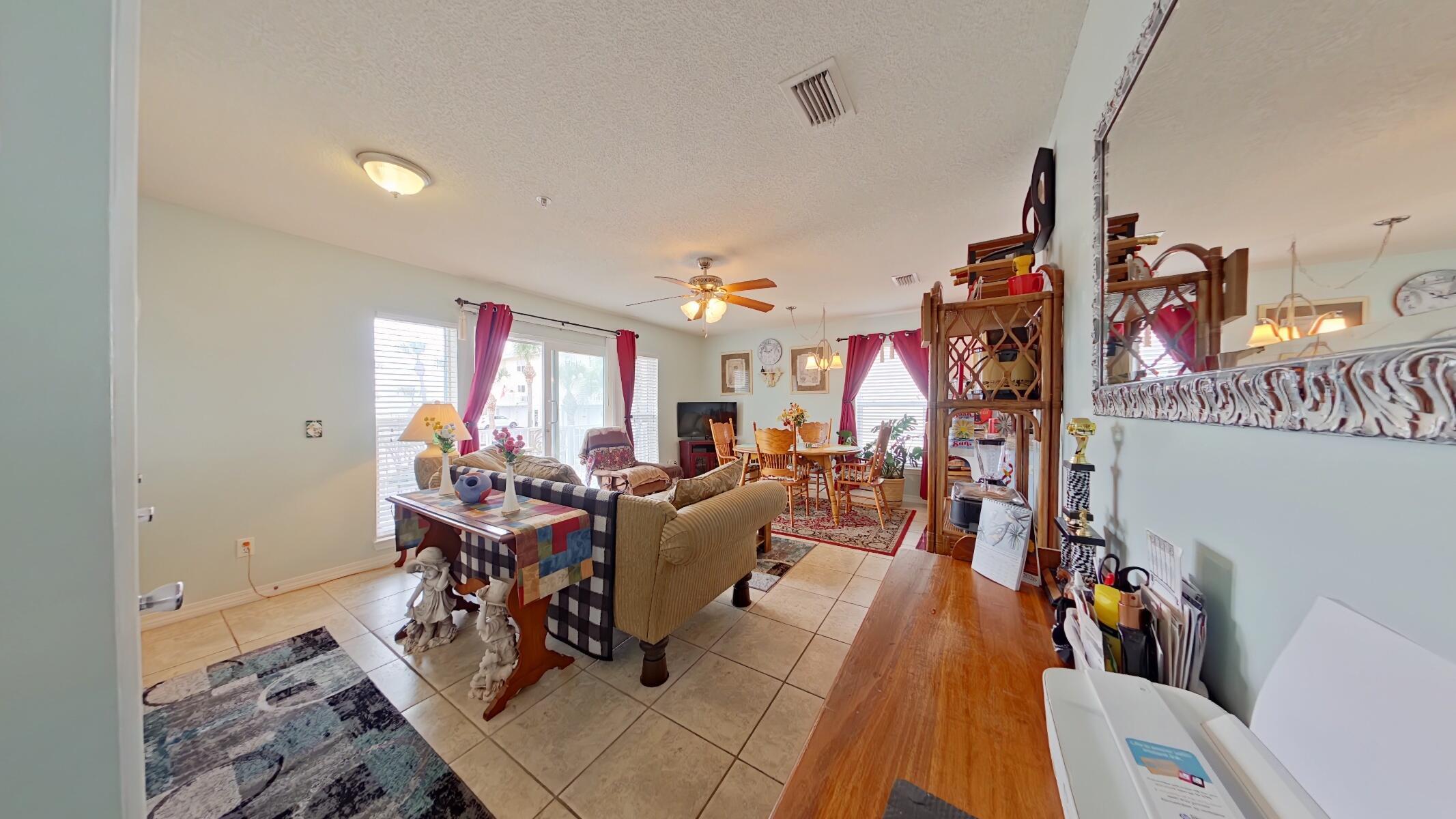 Image 4: 4 Living _ Dining