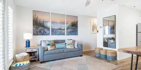 Image 3: LIVING ROOM