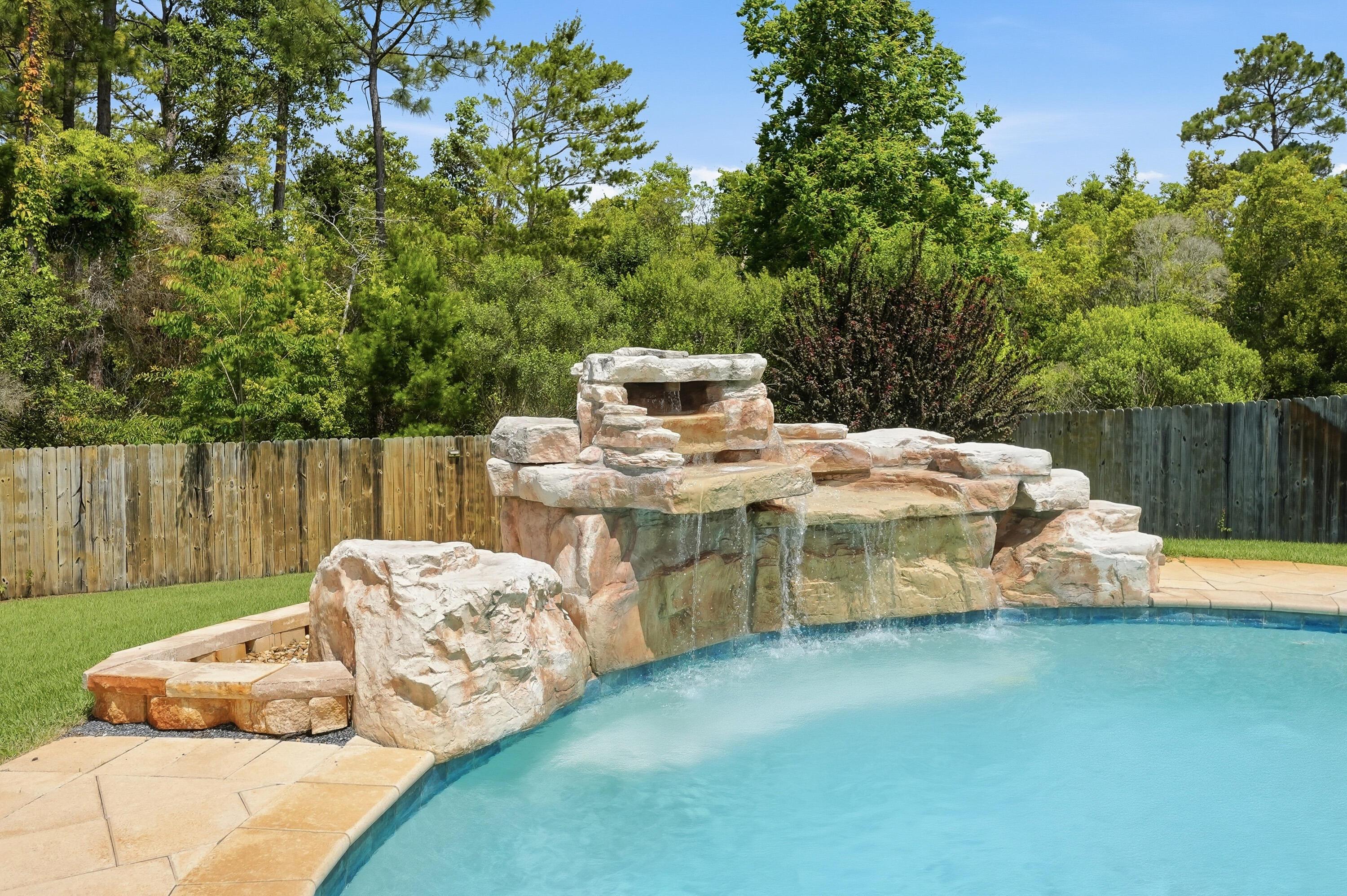 Image 1: Beautiful Pool w/ Fountain