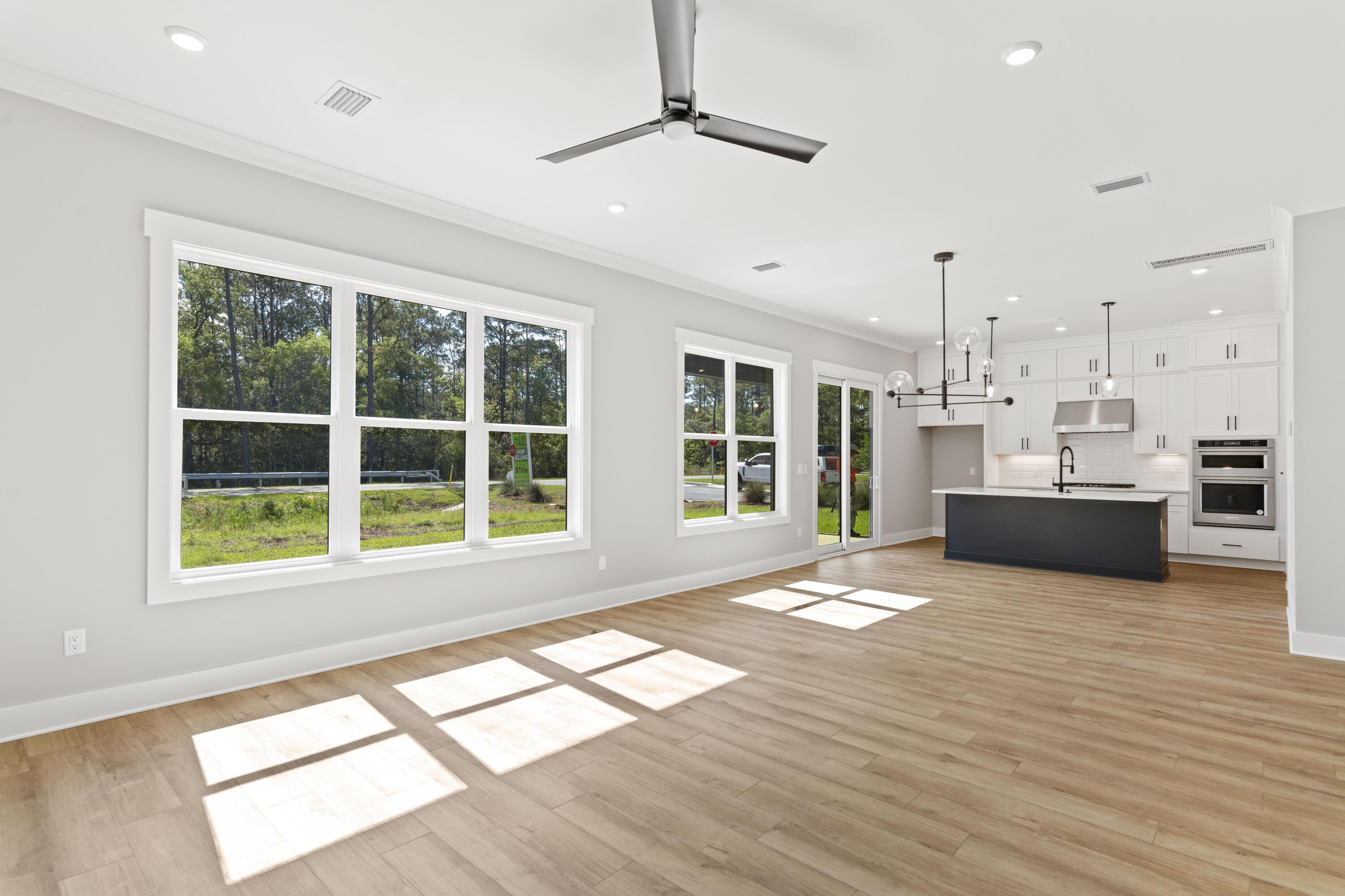 Image 4: Living/Dining Area