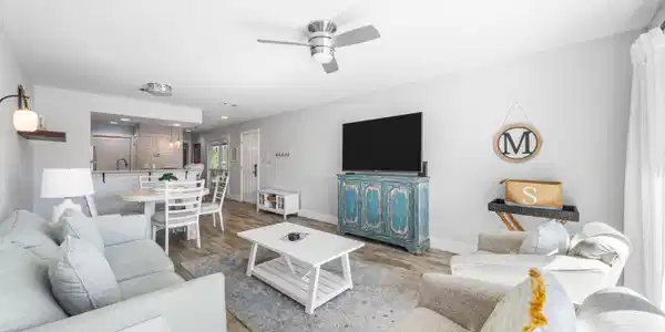 911 Harbour Point Lane