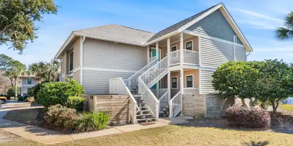 Image 3: 911 Harbour Pointe #912-37