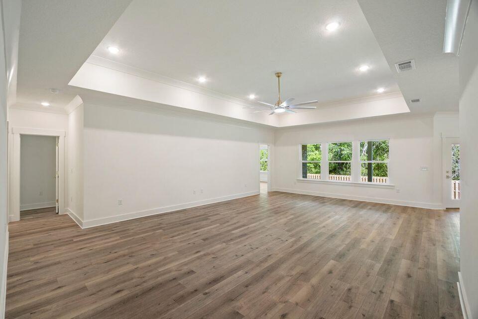 Image 4: Living Room