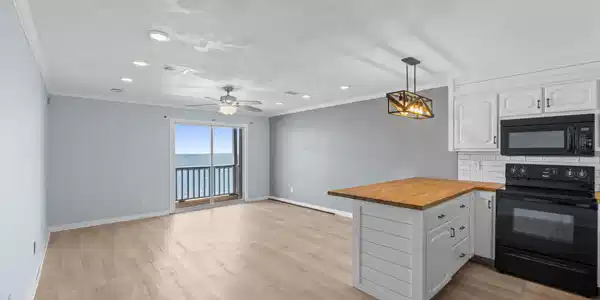 Image 2: 10-web-or-mls-FDP01467