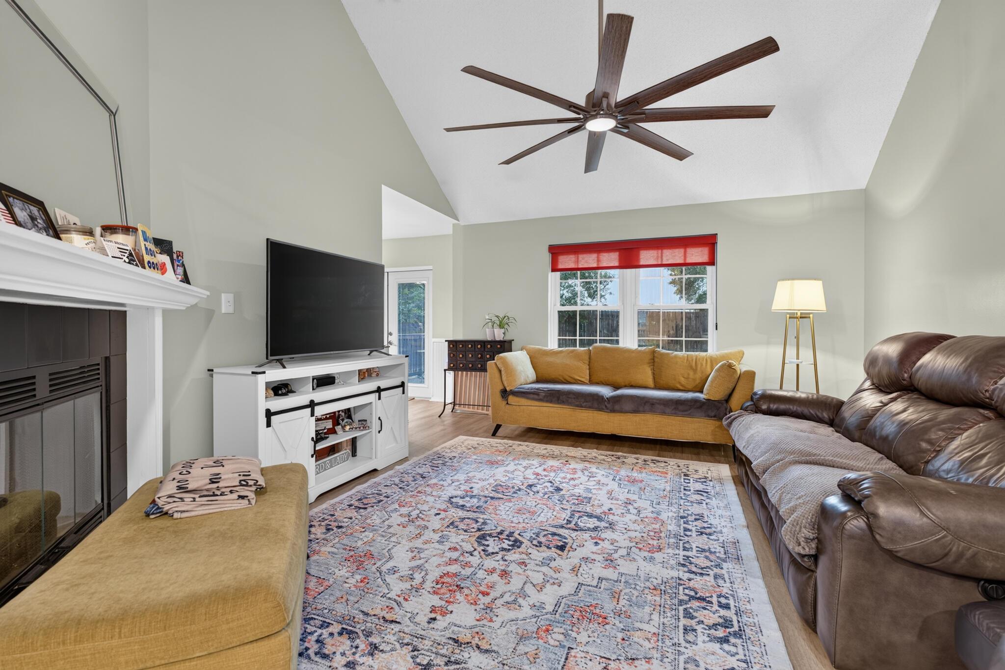 Image 3: Living room
