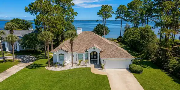 Image 3: Bay View Home