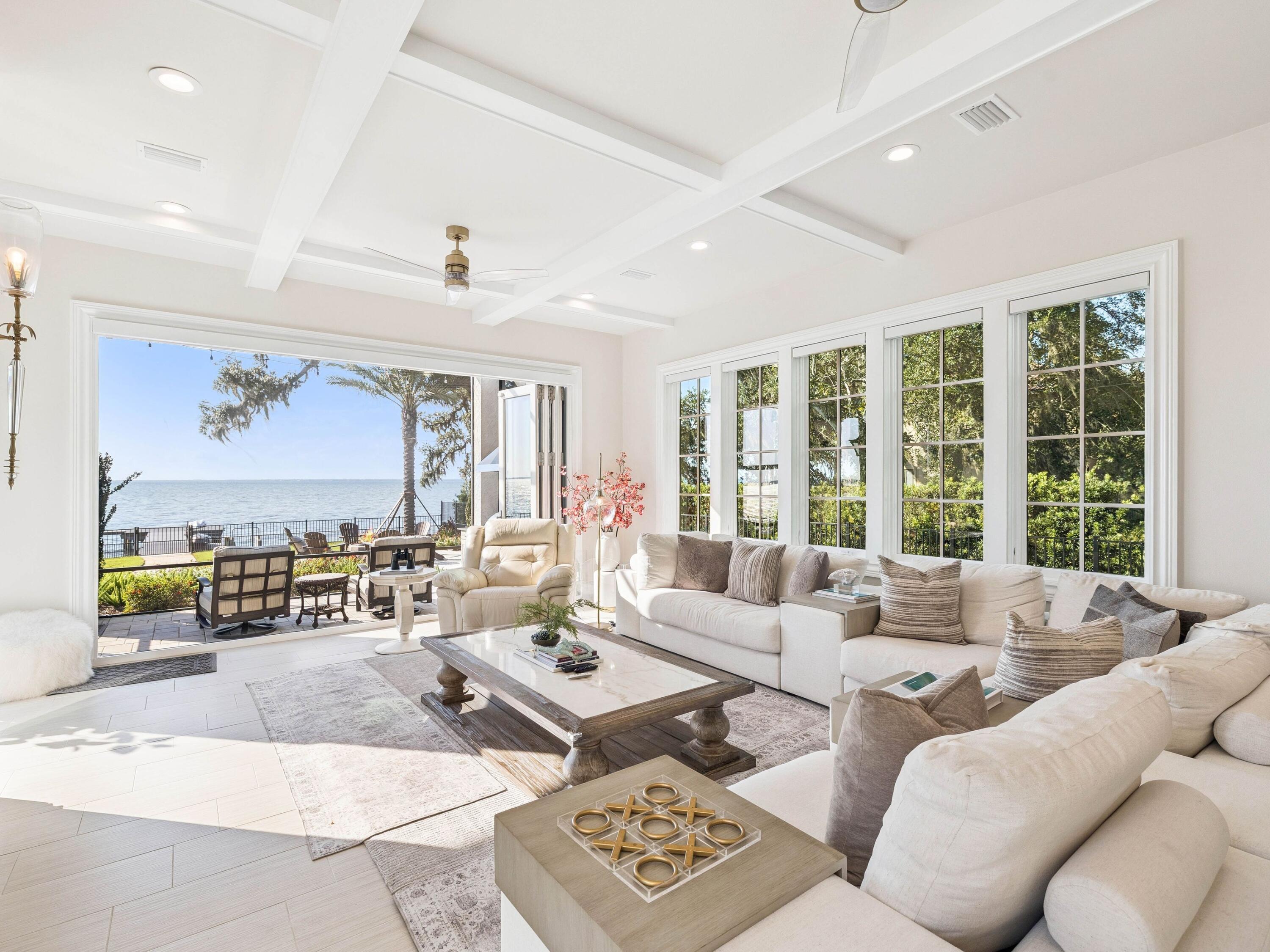 Image 2: Bayfront Family Room