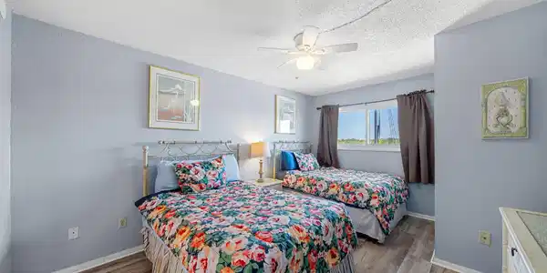 Image 3: Bedroom