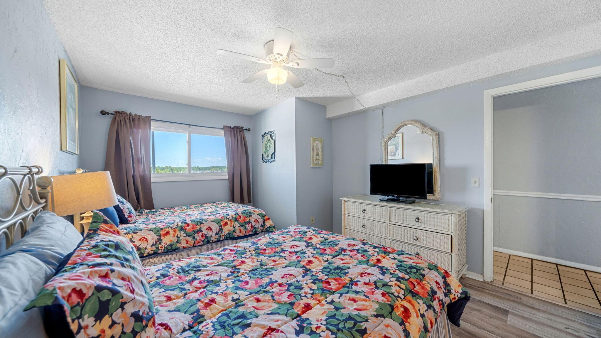 Image 4: Bedroom just off the hallway