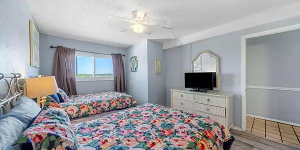Image 4: Bedroom just off the hallway