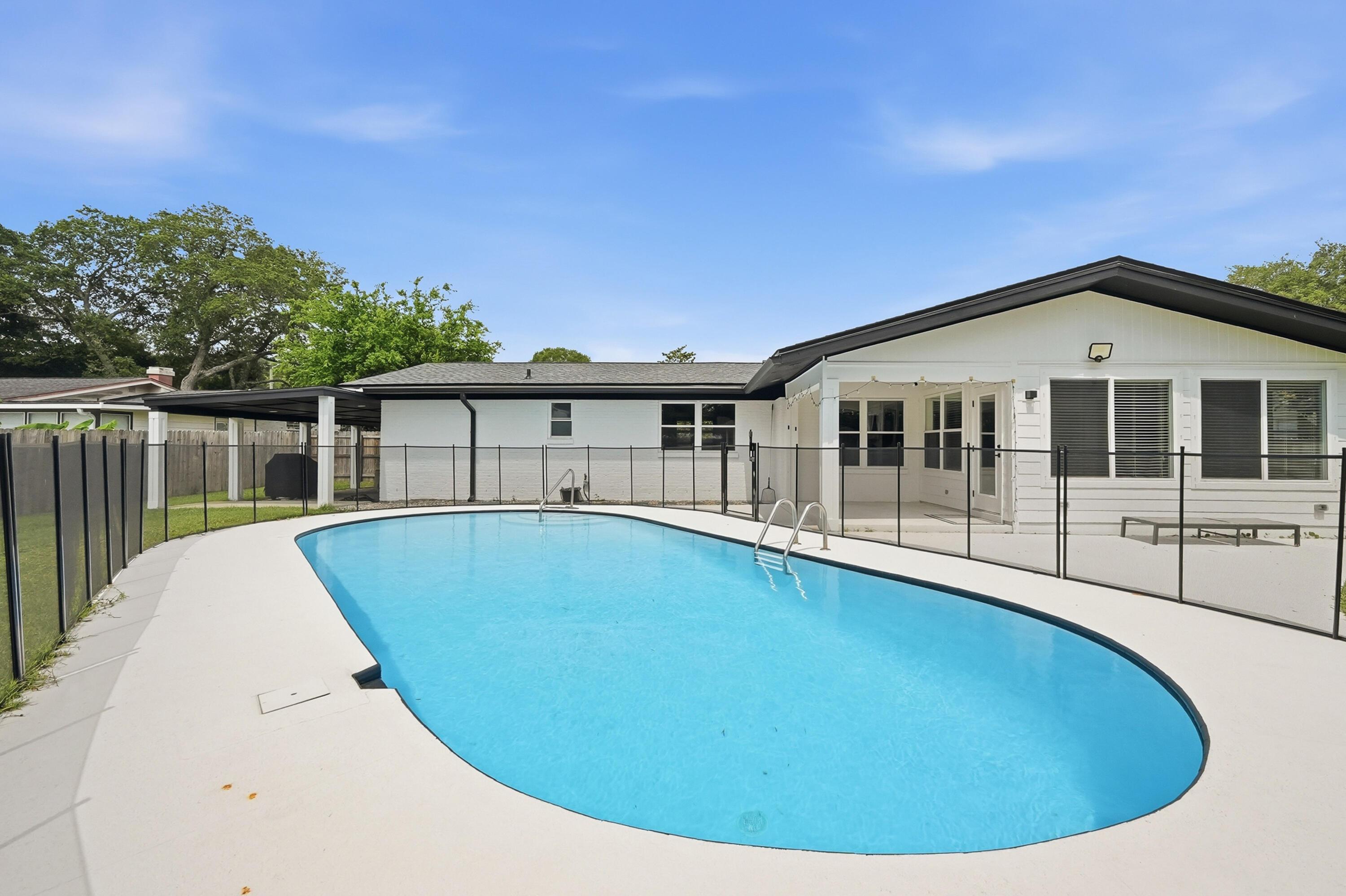 Image 4: 618 Country Club