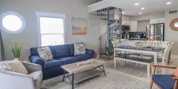 Image 4: Living Room and Kitchn/DIning
