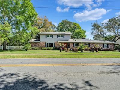 700 NE Country Club Avenue
