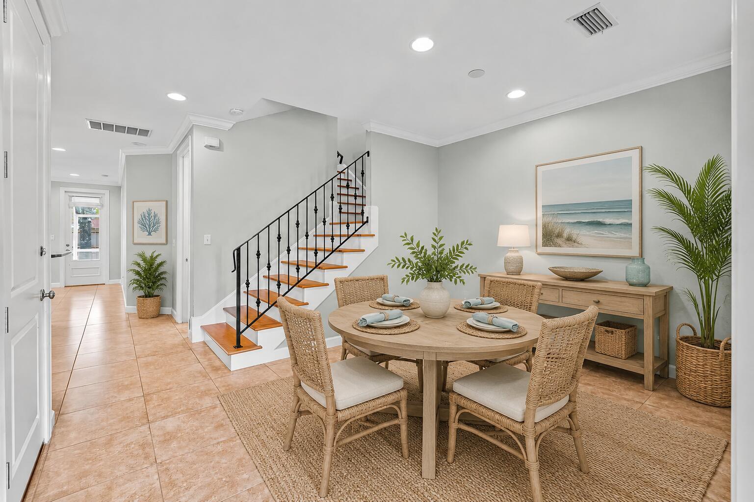 Image 4: Dining room