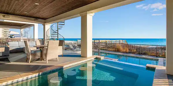 Image 3: Pool overlooking the ocean