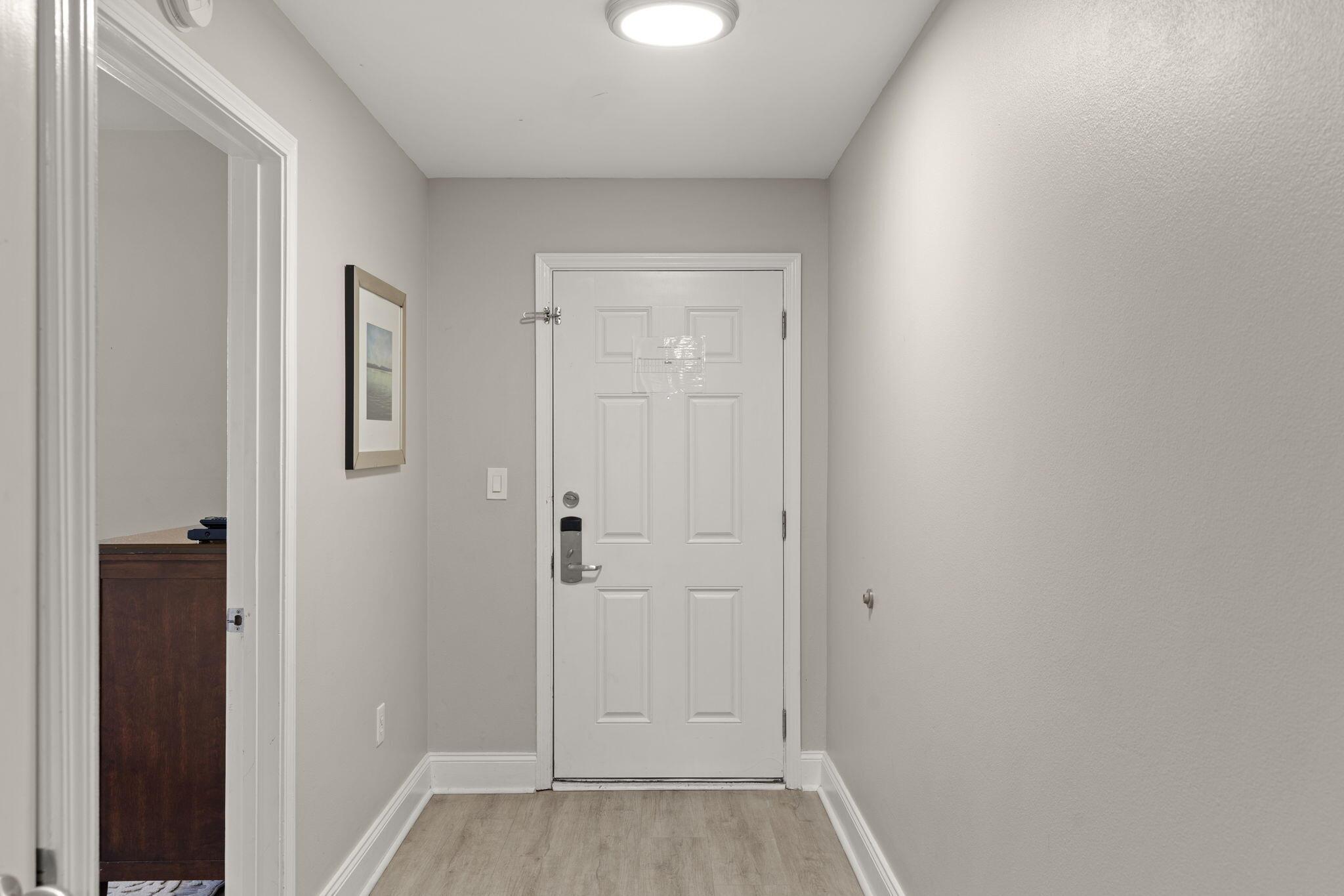 Image 3: Laketown Wharf Unit 815