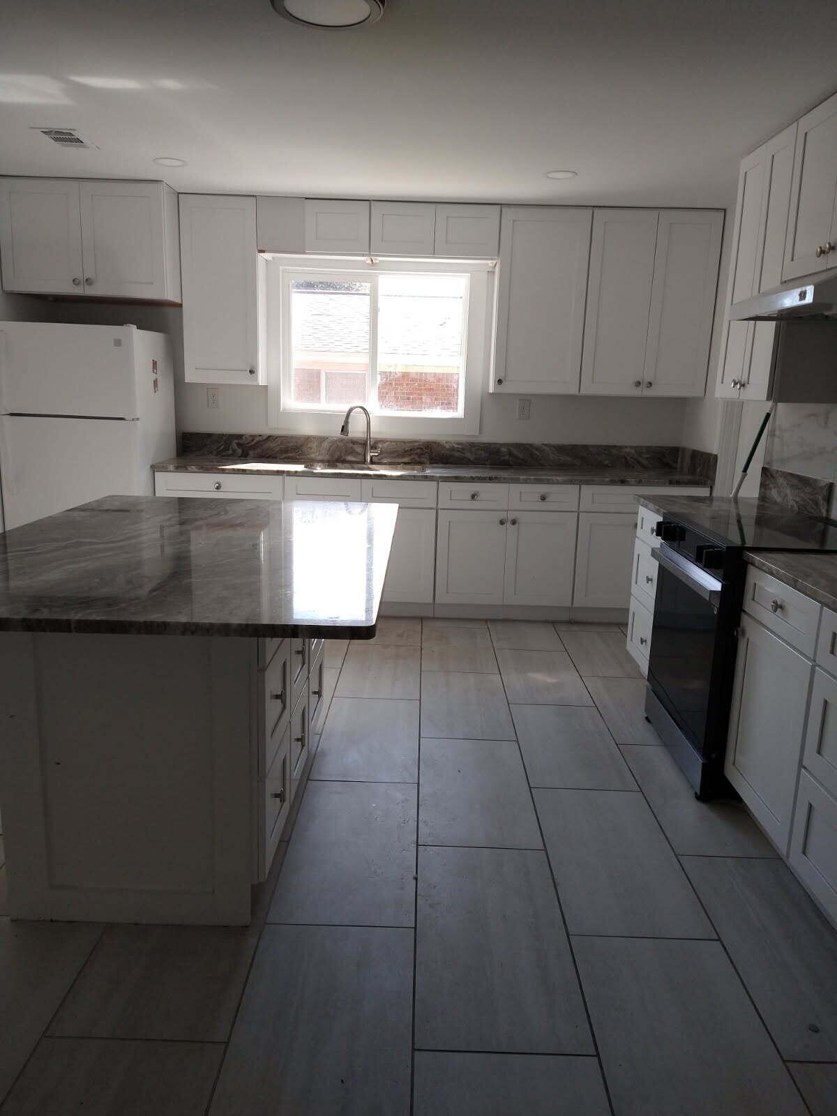 Image 3: 1324 kitchen with bar
