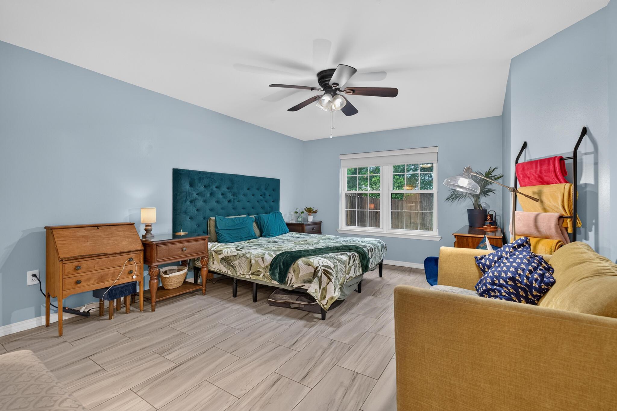Image 4: Master Bedroom