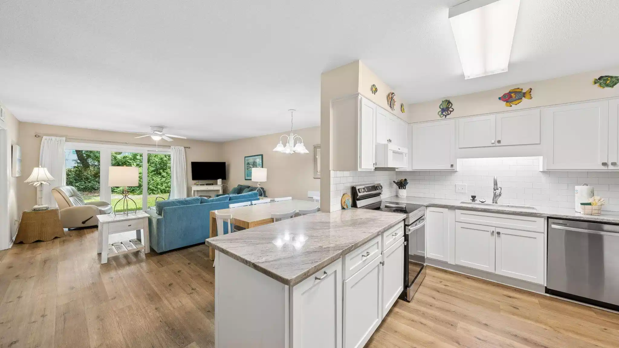 Image 1: Kitchen/Living