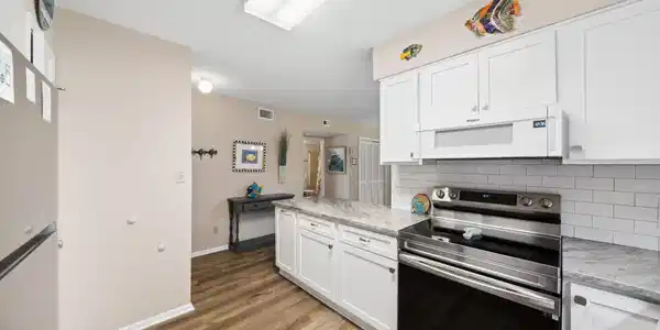 Image 3: 21-web-or-mls-DSC05449