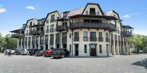 82 S Barrett Square