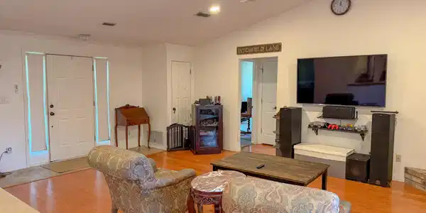 Image 3: Living Room