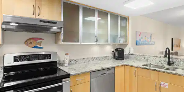 Image 4: KITCHEN