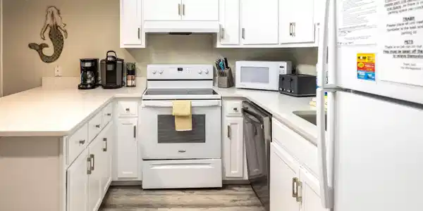 Image 4: Kitchen