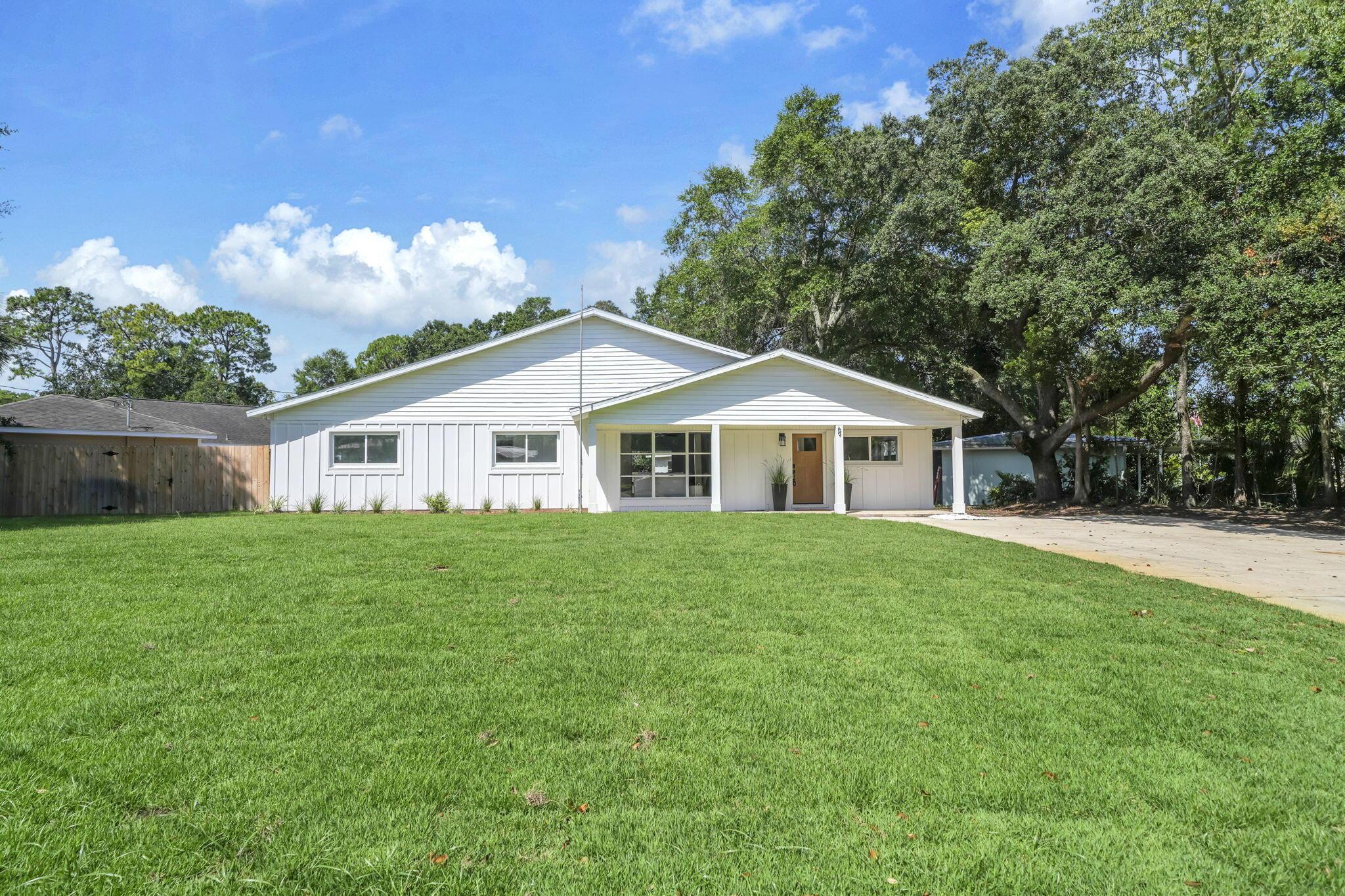 Image 2: 69 NE Laurie Dr FWB_ Front View