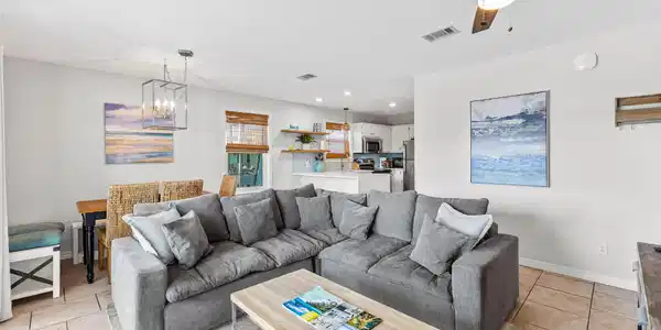 Image 4: Living Room