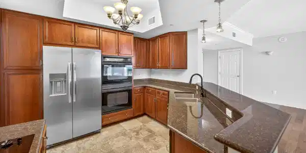 Image 4: Kitchen