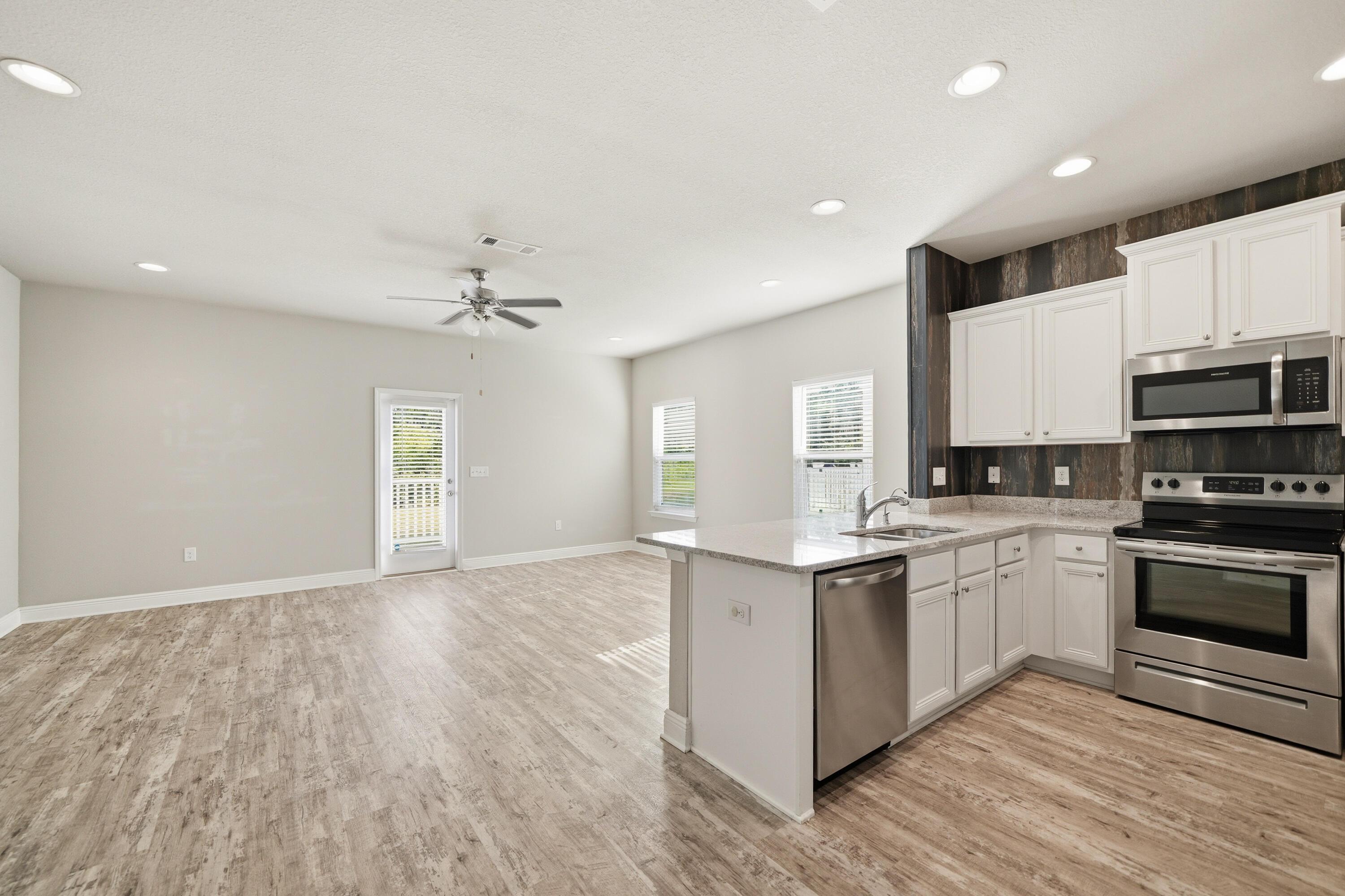 Image 4: Kitchen/Living Area