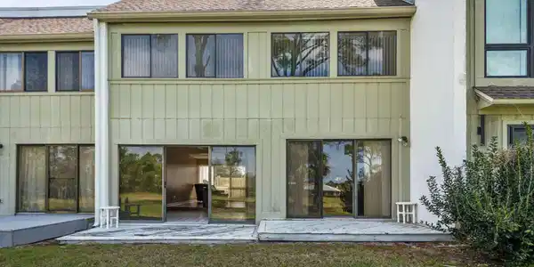 Image 4: Exterior Back
