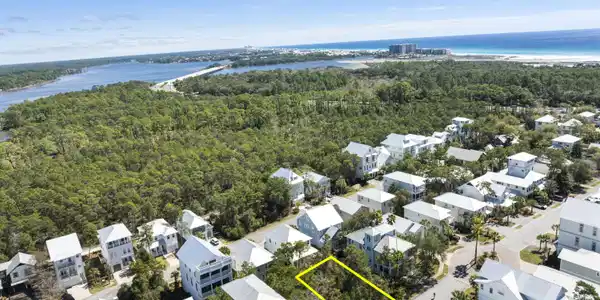 Image 4: Wooded Lot