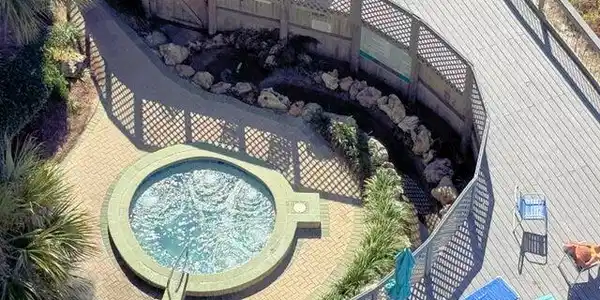 Image 3: Bubbly Hot Tub - Tower 2