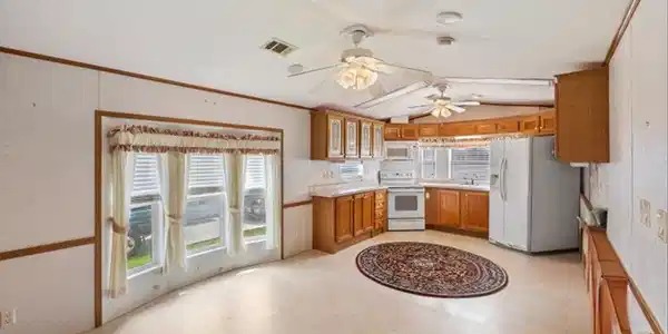 Image 4: Living Room