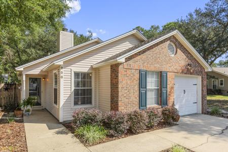 256 Parkwood Circle