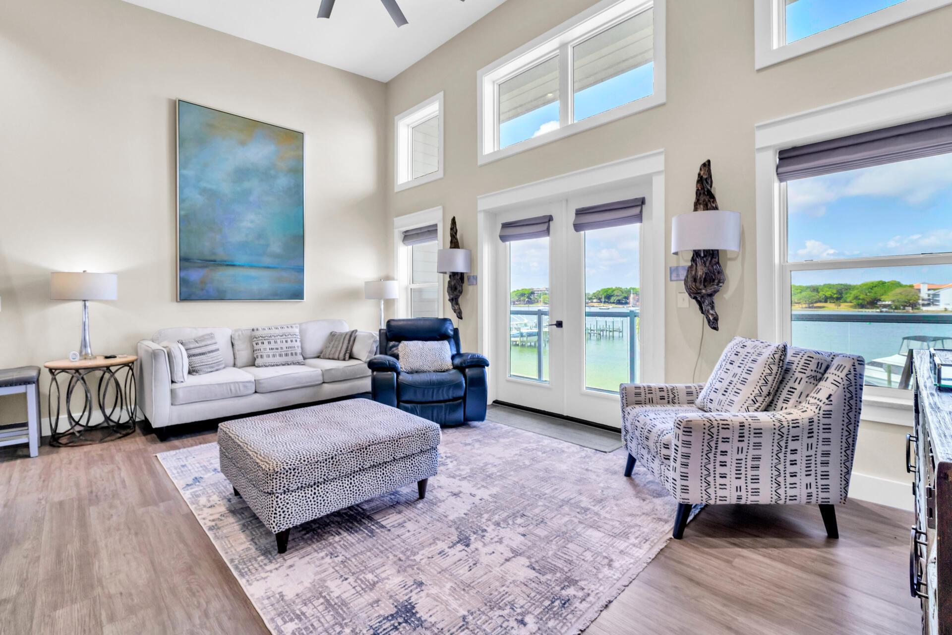 Image 4: Upstairs Livingroom