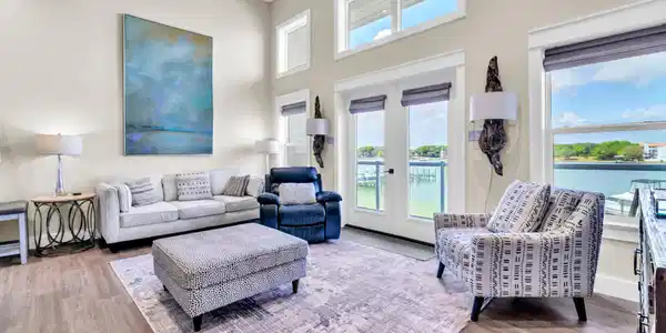 Image 4: Upstairs Livingroom