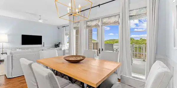 Image 4: Dining Area