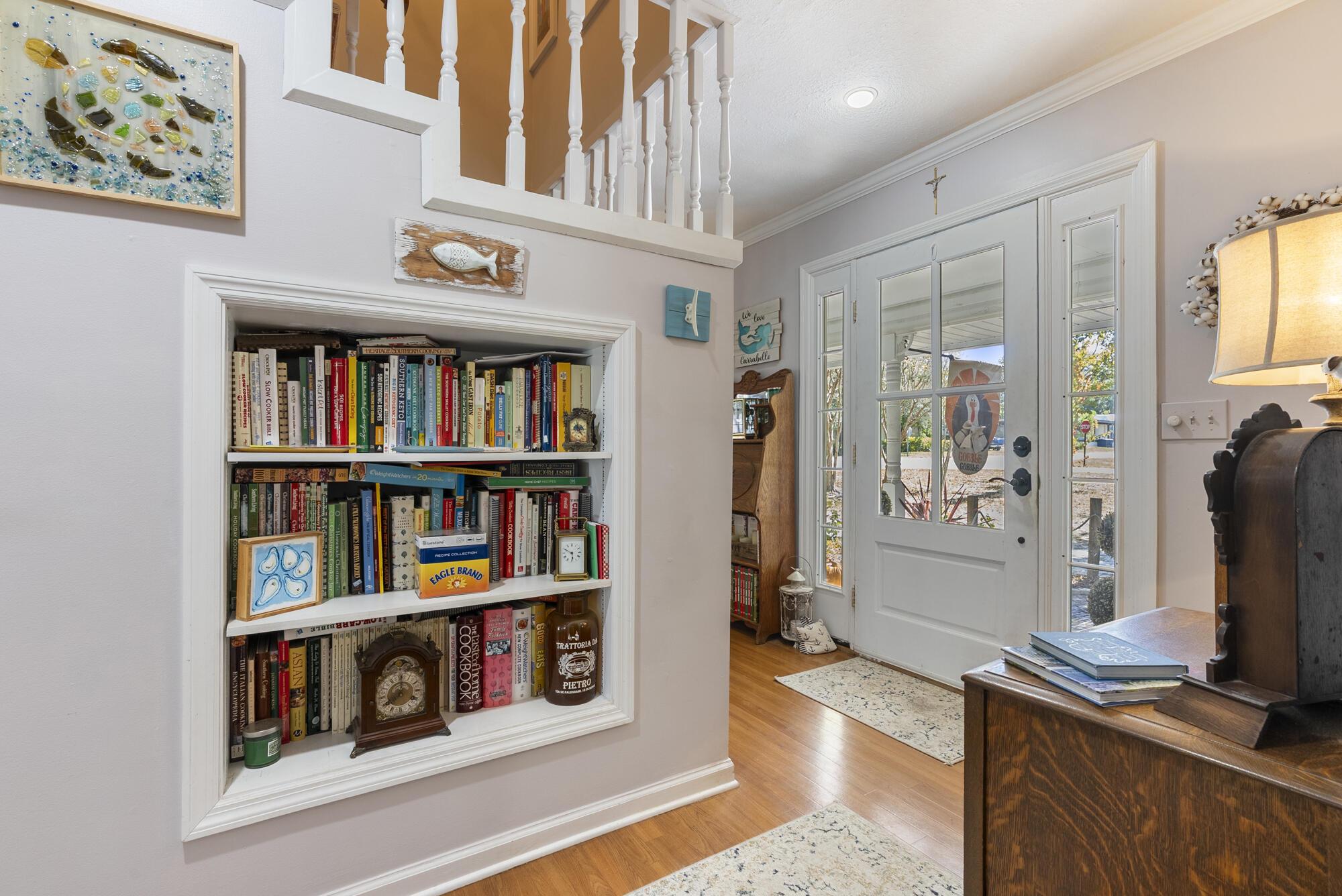 Image 4: bookshelf ander stairs