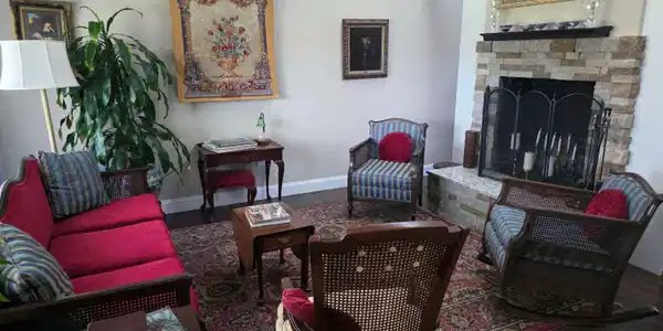 Image 4: Formal sitting area
