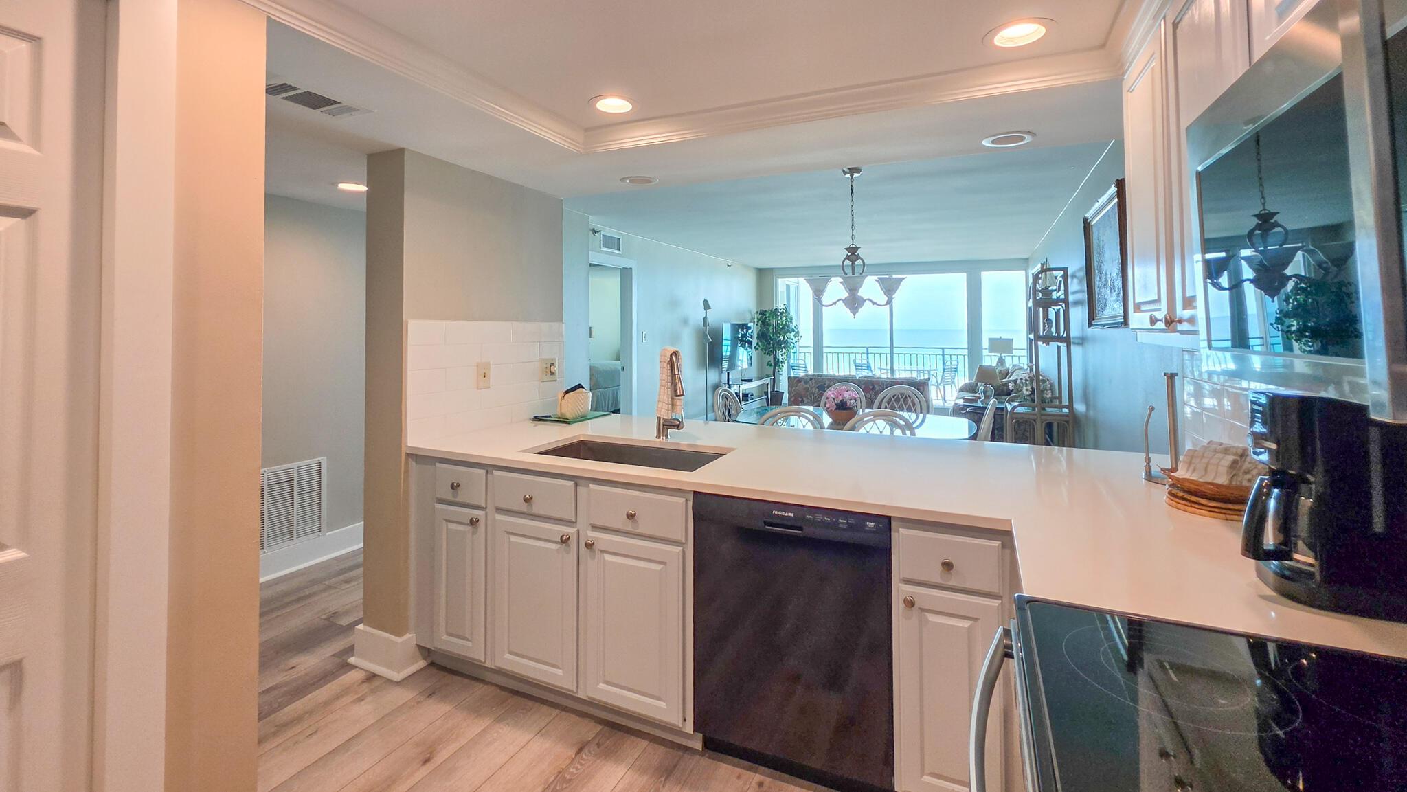 Image 4: Kitchen