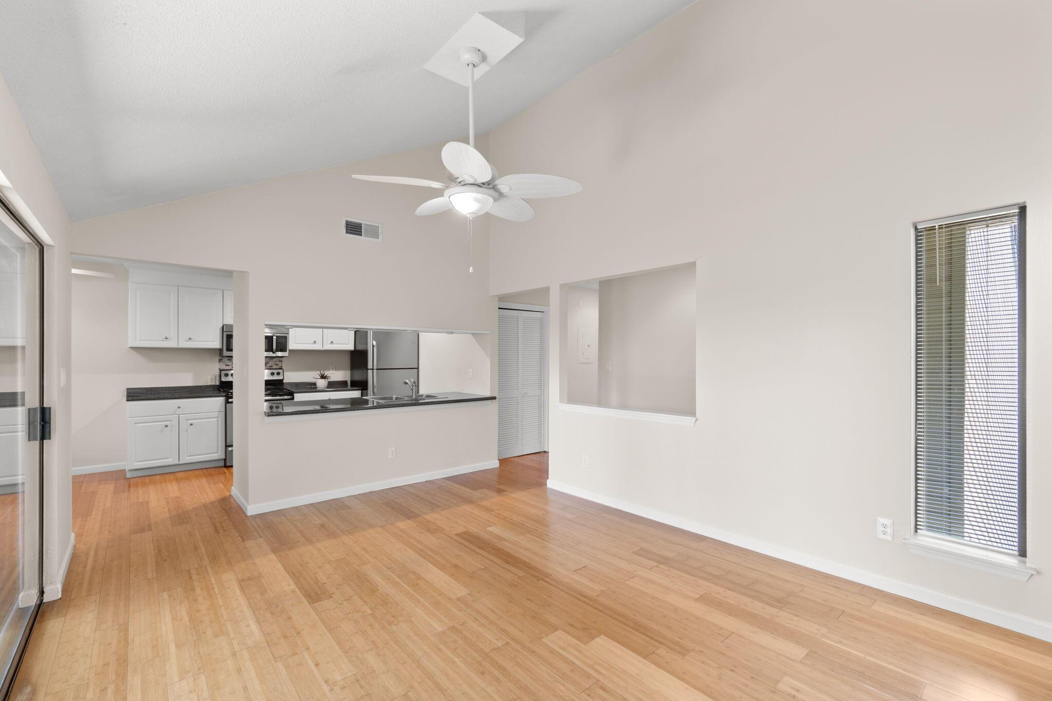 Image 3: Living room