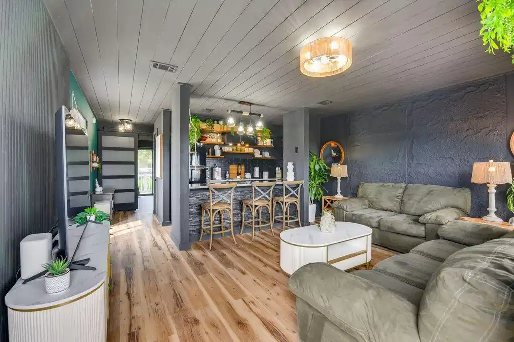 Image 1: Living Room and Bar